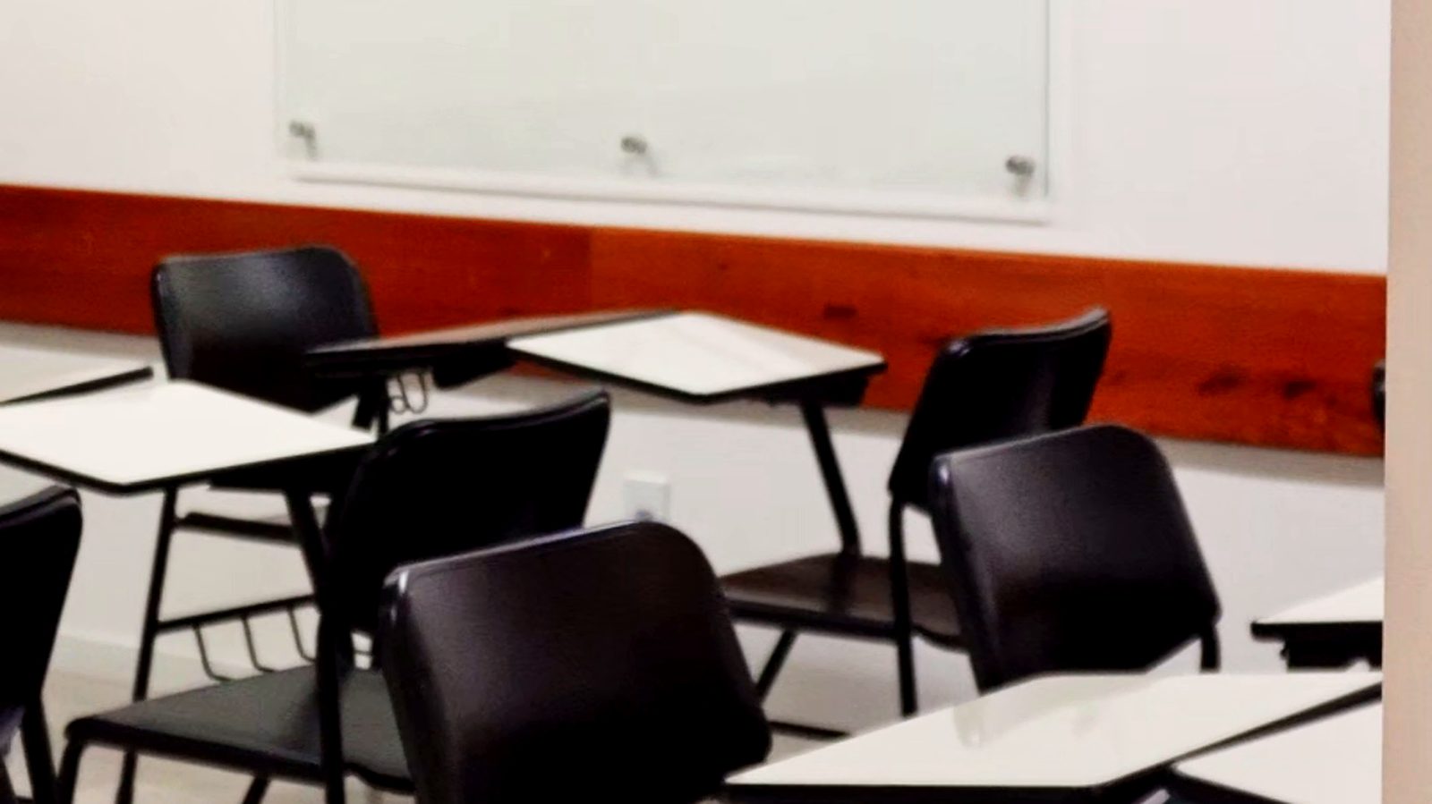 Sala de aula de adolescentes e adultos com lousa digital
